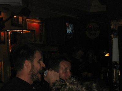 DKM Hard Rock Cafe 2006
Al Barr and Ken Casey singing
